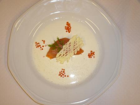 Saumon fum&eacute; &agrave; la mousseline de tomates et sa cr&egrave;me d'oeufs de truite.
