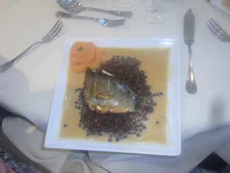 filet de dorade des brasseurs,  oignons confit et en beignets, lentilles vertes 