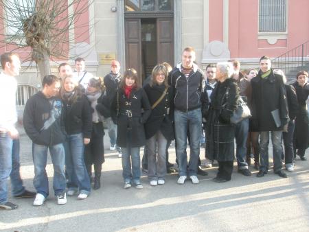 Photo de groupe devant le lyc&eacute;e &agrave; Alba 